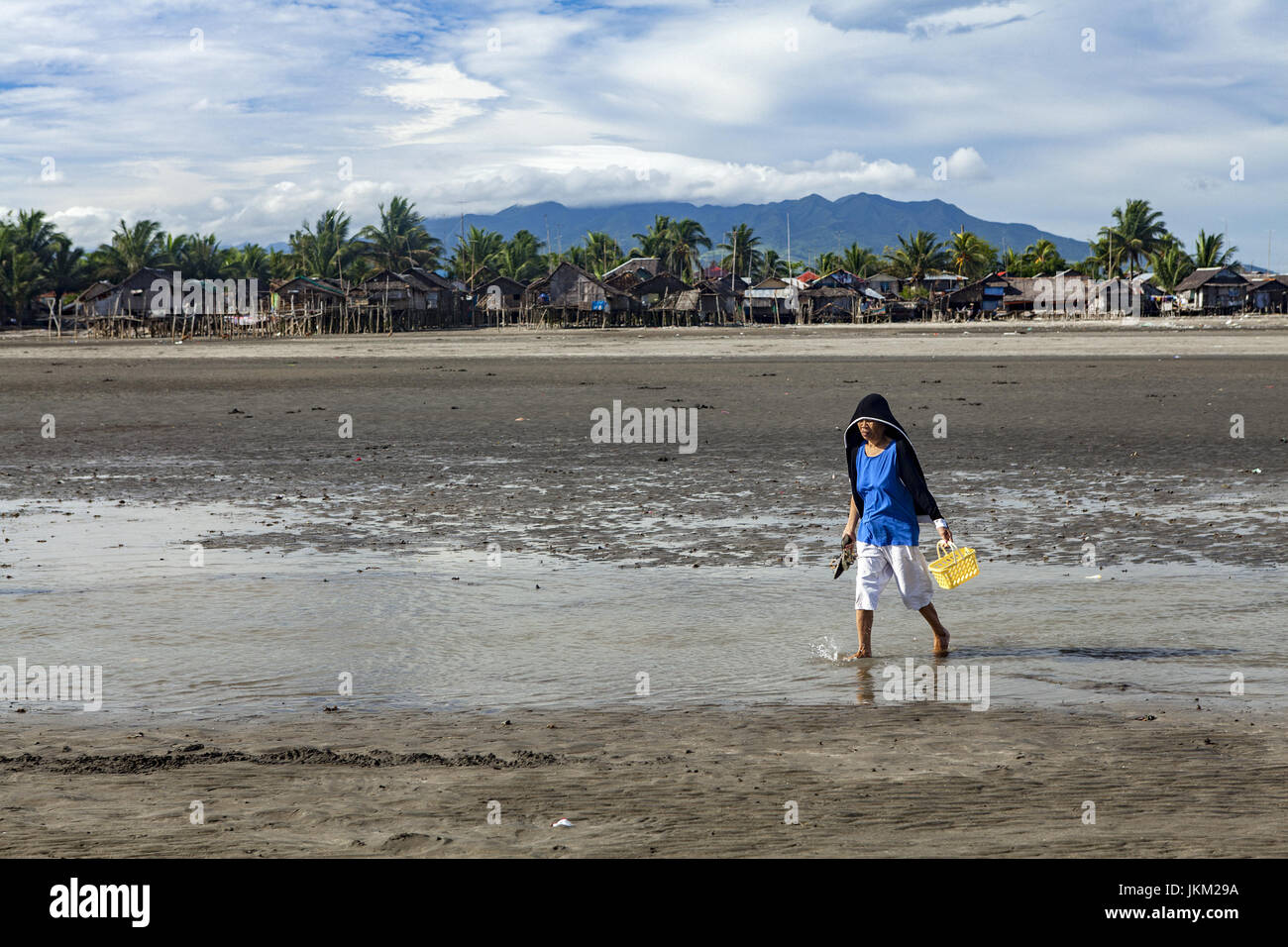 Philippine recueille les fruits de mer à marée basse à Cadix Ville, Negros occidental, aux Philippines. Banque D'Images