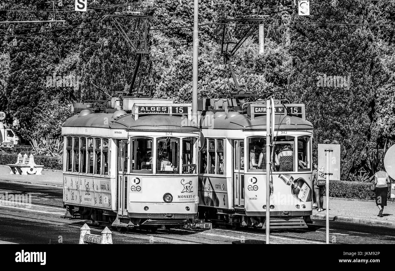 Vieux wagons de tramway de Lisbonne - la célèbre Electrico - LISBONNE, PORTUGAL - 2017 Banque D'Images