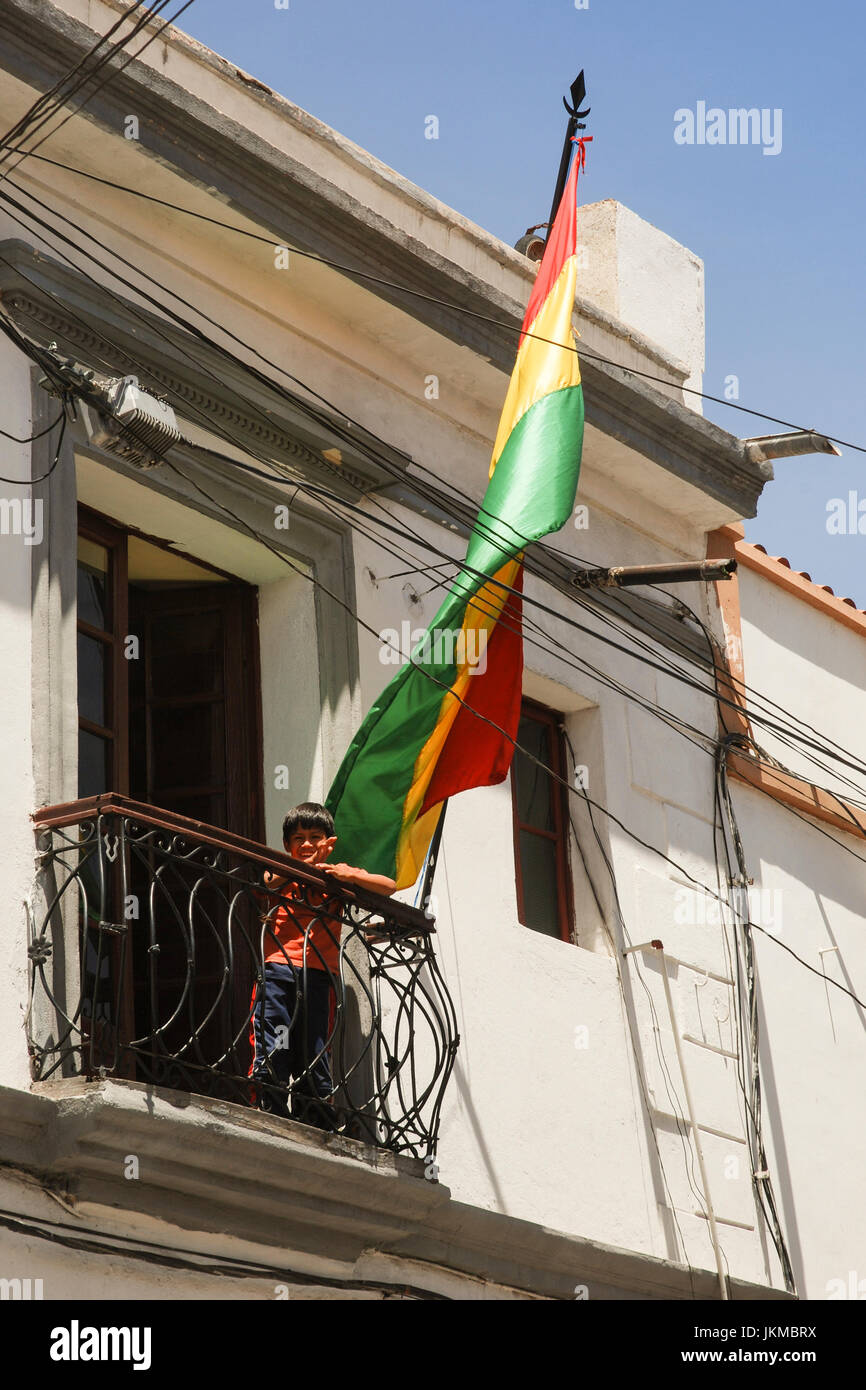 Petit garçon dans un balcon d'une maison ancienne, Sucre, Bolivie, Amérique du Sud Banque D'Images