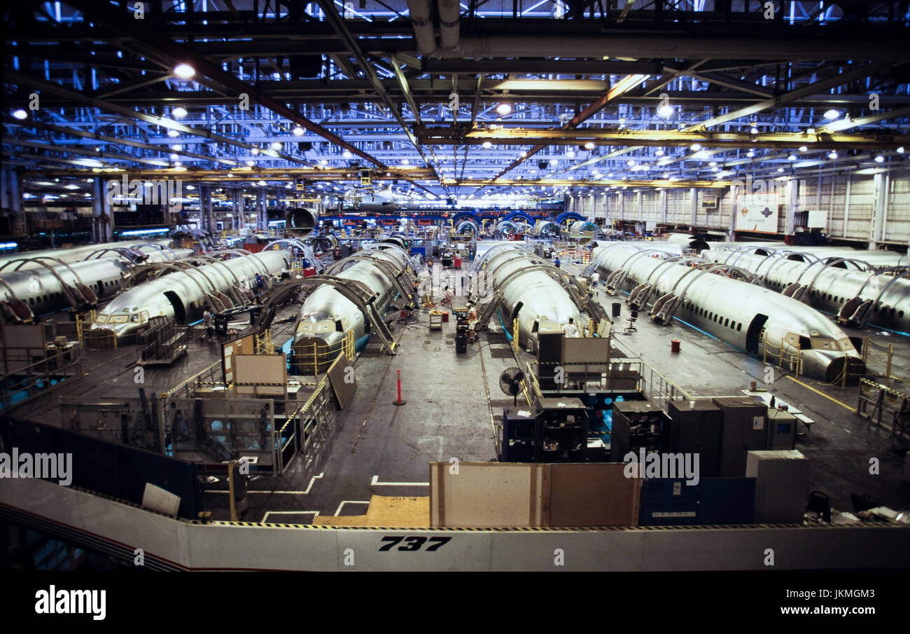 Des travailleurs de la construction qualifiés un Boeing 737. Banque D'Images