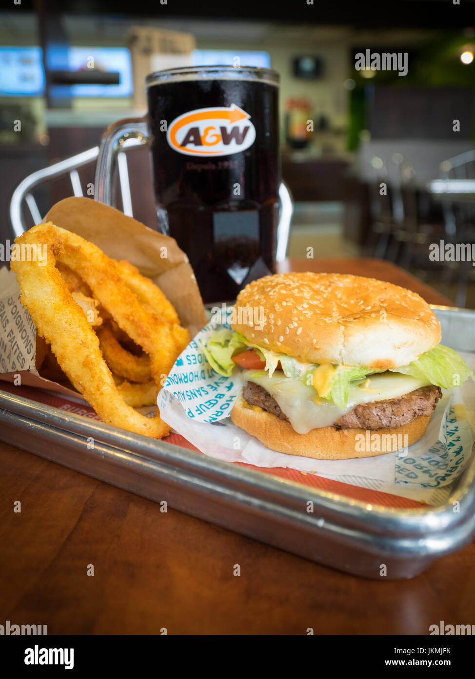 Une Mozza Burger, d'oignon, et mug de la racinette de A&W, un restaurant à service rapide. Banque D'Images