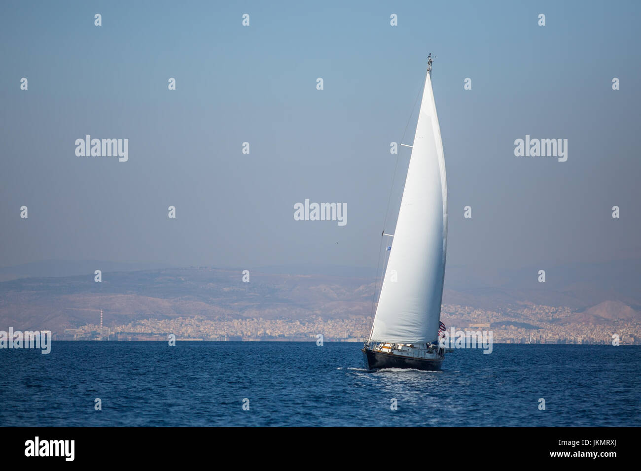 Bateau à voile Yacht de luxe avec voiles blanches dans la mer. Banque D'Images