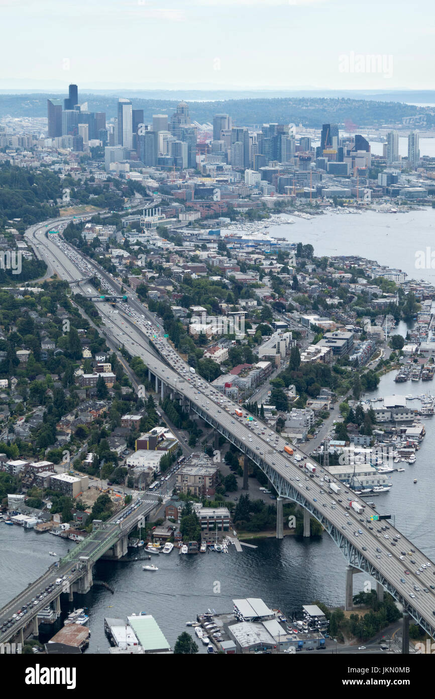 Vue aérienne de l'Avenue d'Eastlake traversé par l'autoroute I-5, Seattle, Washington State, USA Banque D'Images