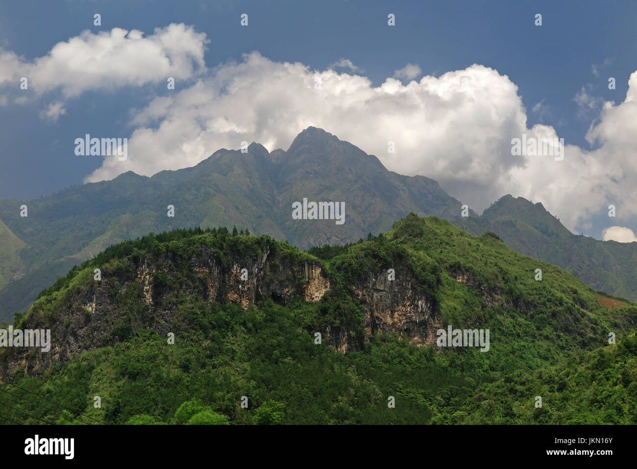 Vue panoramique des montagnes près de Tam Duong, nord du Vietnam Banque D'Images