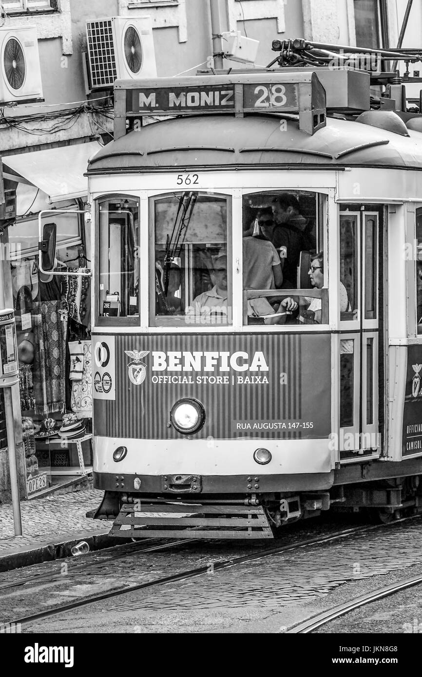 Tramway touristique dans le quartier historique de Lisbonne - Lisbonne 2017 Banque D'Images