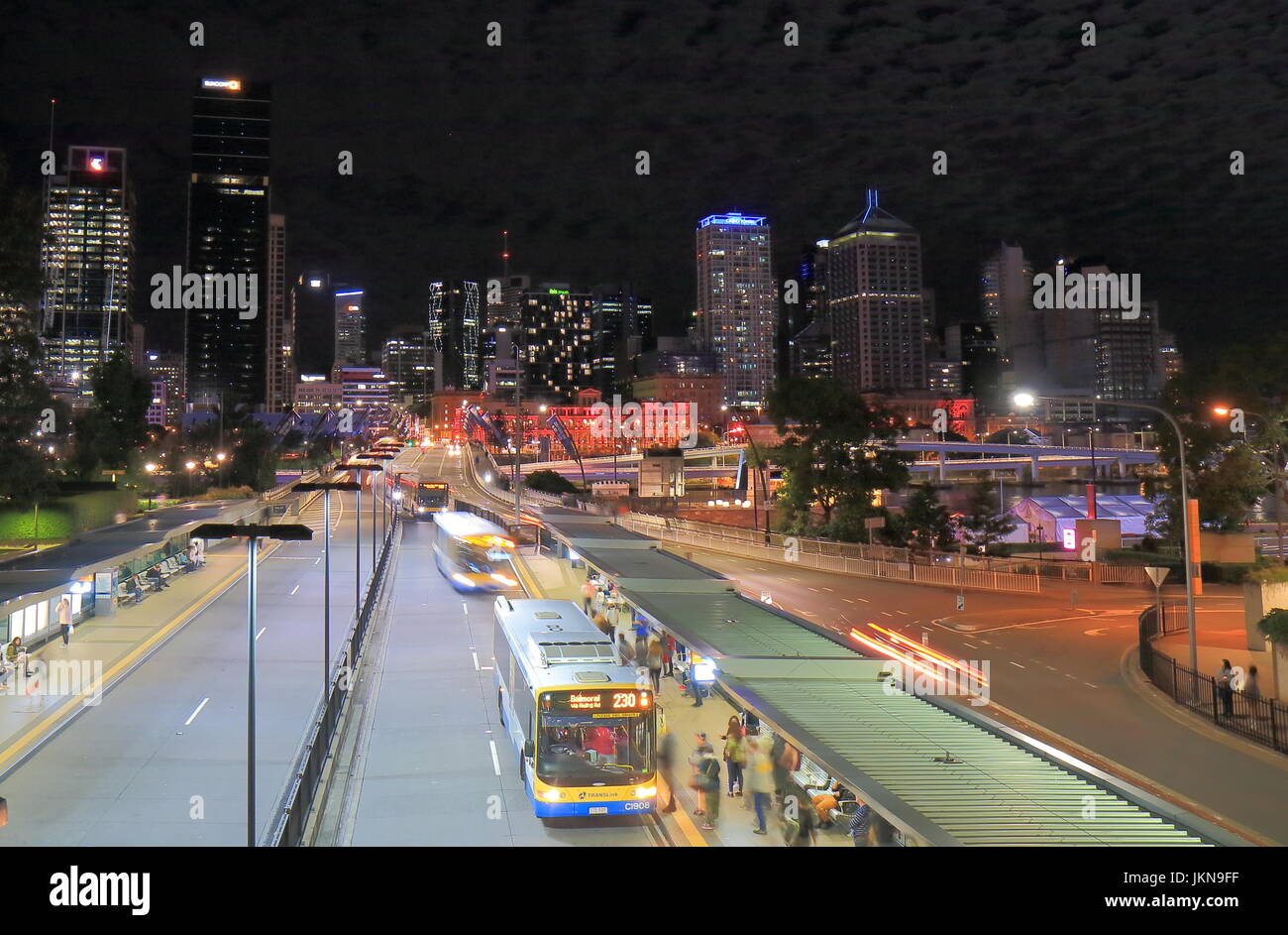 Les gens se déplacent en bus au centre-ville de Brisbane en Australie. Banque D'Images