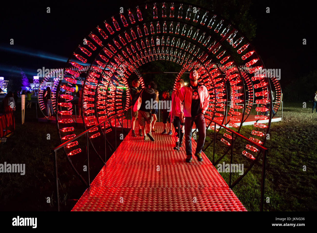 BONTIDA POUR, Roumanie - 13 juillet 2017 : Coca Cola vide bouteilles sont disposées en forme de tunnel et illuminé par les feux rouges au Château électrique festi Banque D'Images