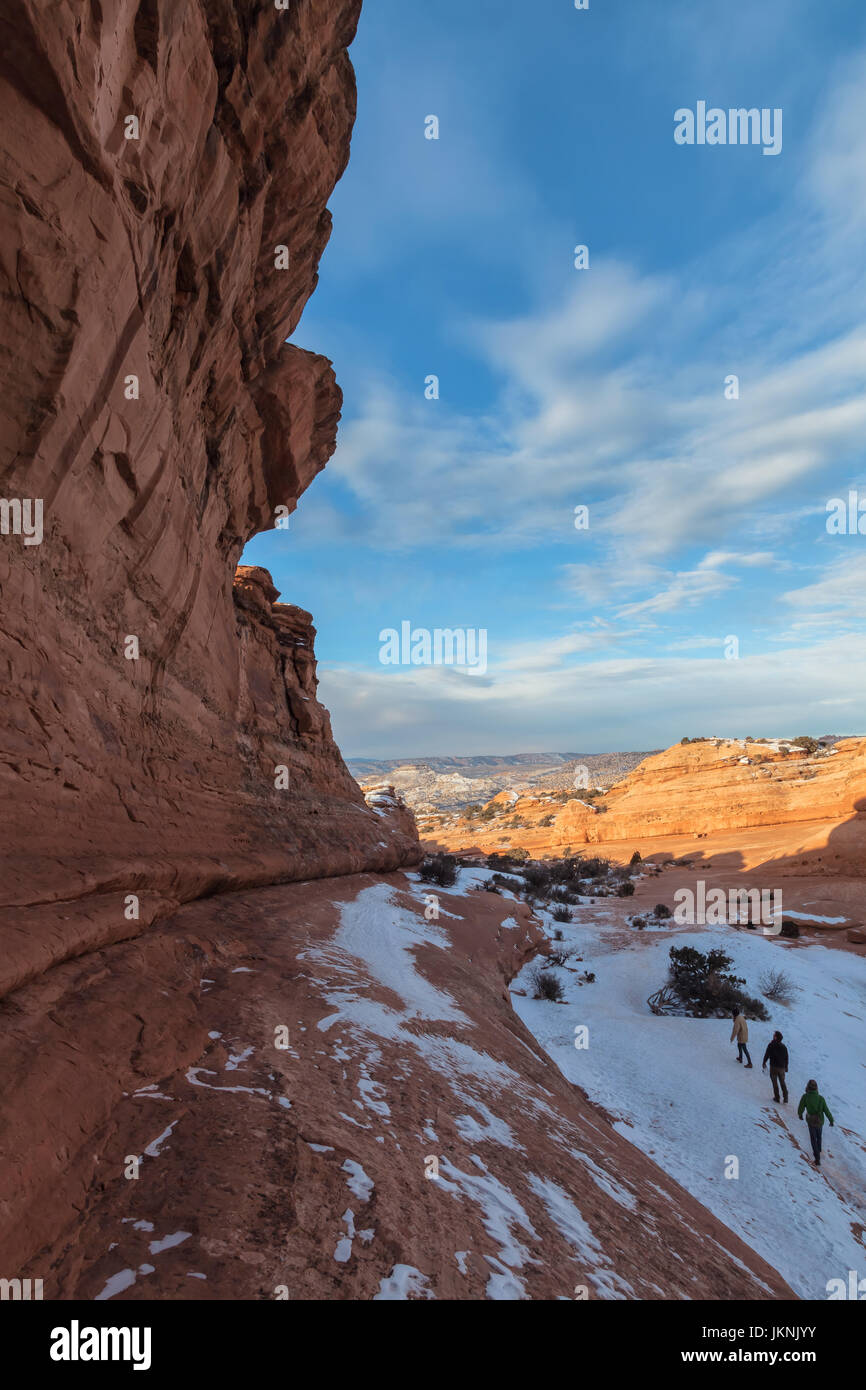 Visiteurs parcourent sur un sentier enneigé à Arches national park, Utah, USA Banque D'Images