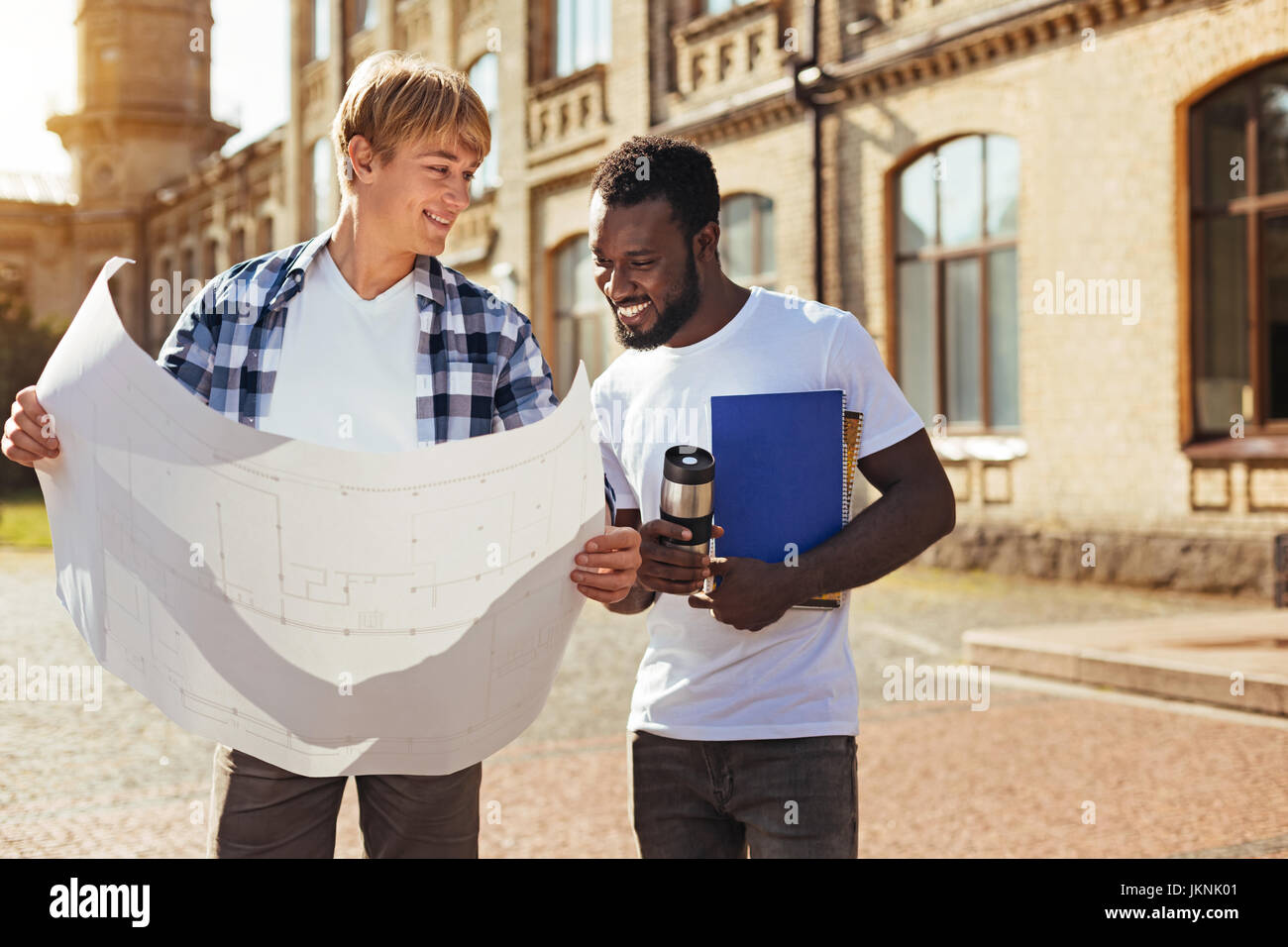 Jeune homme talentueux ami demande de conseils Banque D'Images