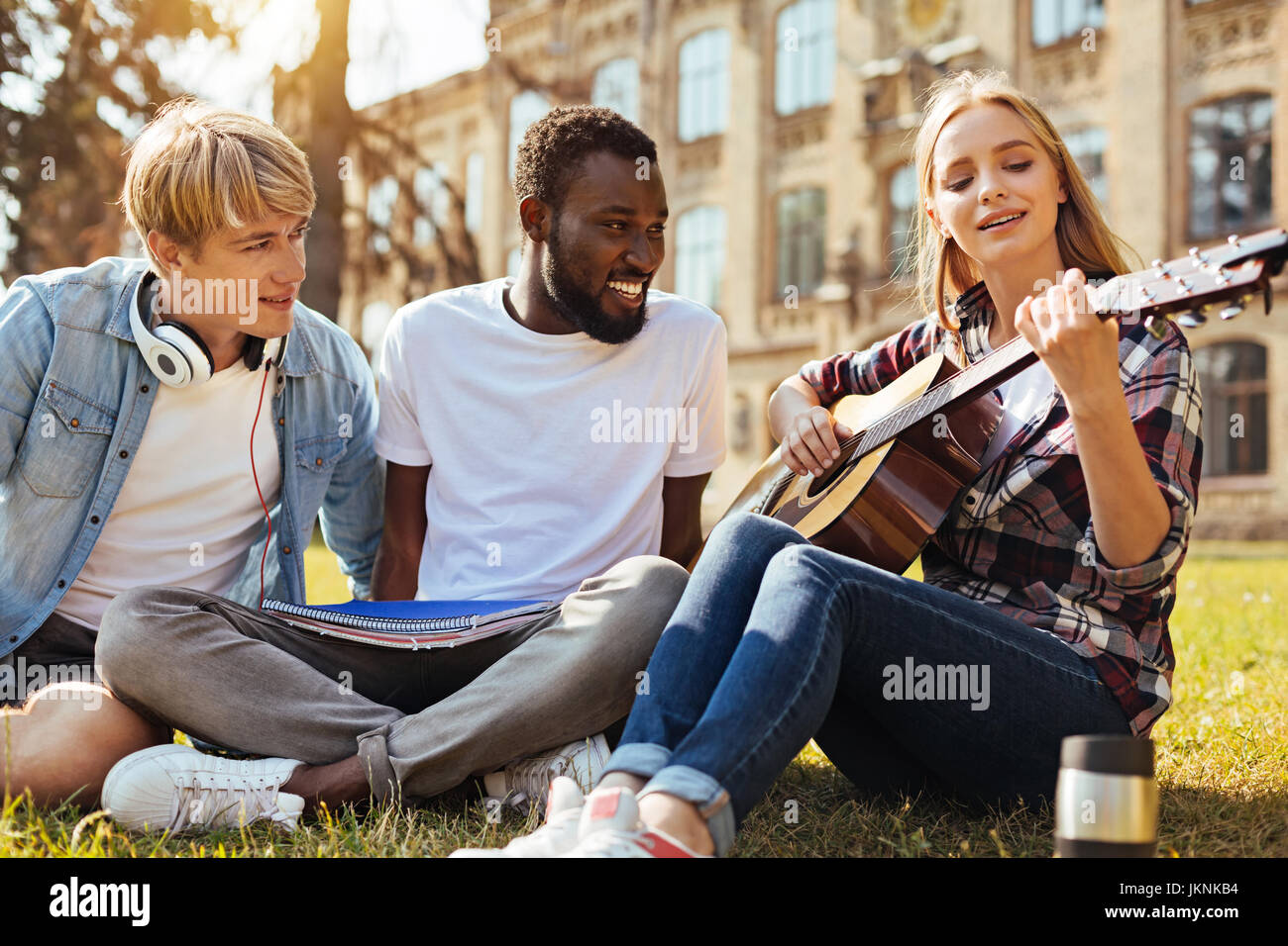 Amazing artistique femme chantant sa chanson Banque D'Images