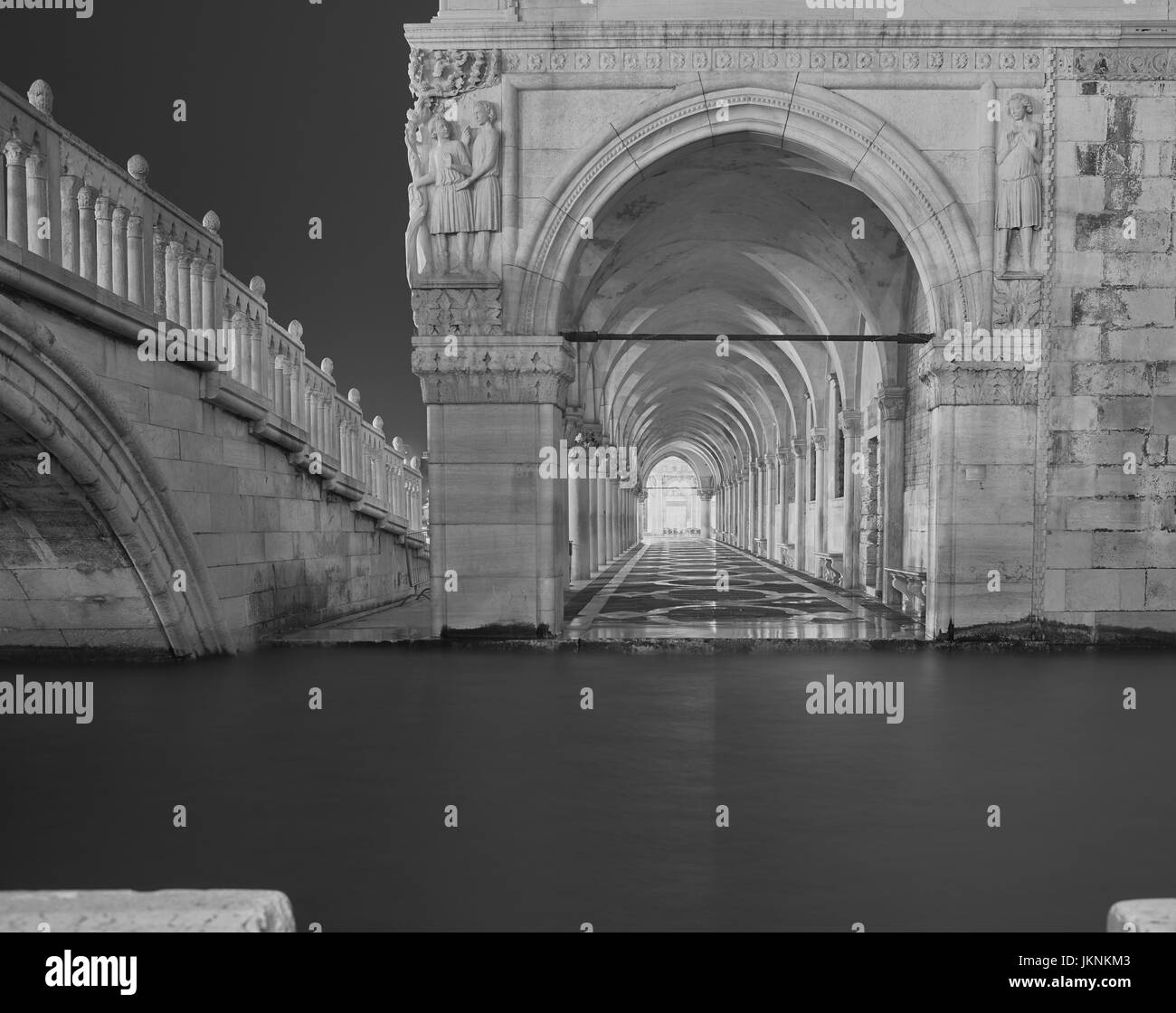 Arcades du palais des Doges en noir et blanc avec aucune personne dans la nuit des temps d'exposition Banque D'Images