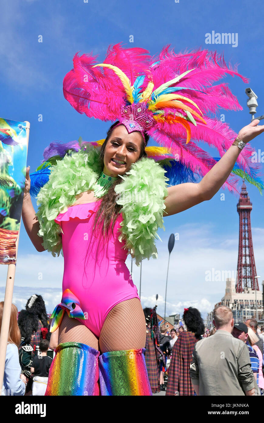 Blackpool, Royaume-Uni. 23 juillet, 2017. Le premier carnaval international de Blackpool : le premier carnaval international a lieu dans la ville en bord de mer sous le soleil d'été glorieuse sur la promenade, entre le centre et le Sud des jetées. Échasses colorés.girl Crédit : Kev Walsh/Alamy live news Banque D'Images