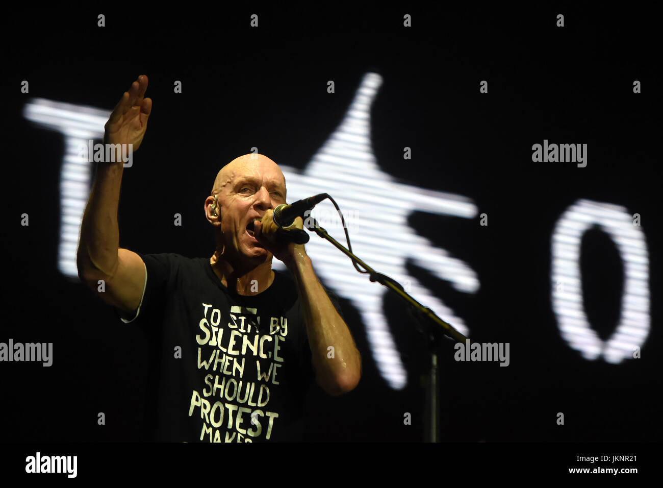 Peter Garrett, le chanteur du groupe de musique australien Midnight Oil effectue au cours de la Colours of Ostrava music festival, à Ostrava, en République tchèque, le 21 juillet 2017. (Photo/CTK Jaroslav Ozana) Banque D'Images