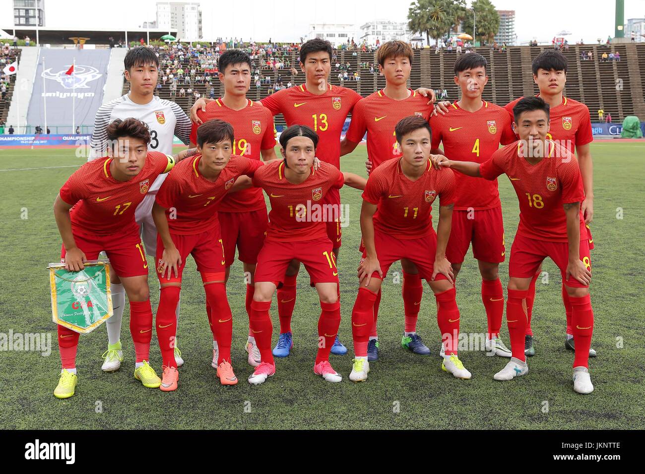 Phnom Penh, Cambodge. 23 juillet, 2017. U-22U-22 groupe China Team (CHN) : Football/soccer U-22 de l'équipe Chine Photo de groupe (rangée du haut - de gauche à droite) Zhou Yuchen, Deng Hanwen, Liu Yiming, Gao Zhunyi Zepeng, Chen, Yang Liyu, (rangée du bas - de gauche à droite) Il Chao, Tang Shi, Zhang Junsheng Xiuwei, Yao et Wei Shihao avant l'AFC U-23 Championship 2018 match qualificatifs Groupe J entre U-20 Japon 1-2 U-22 Chine au Stade olympique national à Phnom Penh, Cambodge . Credit : AFLO/Alamy Live News Banque D'Images