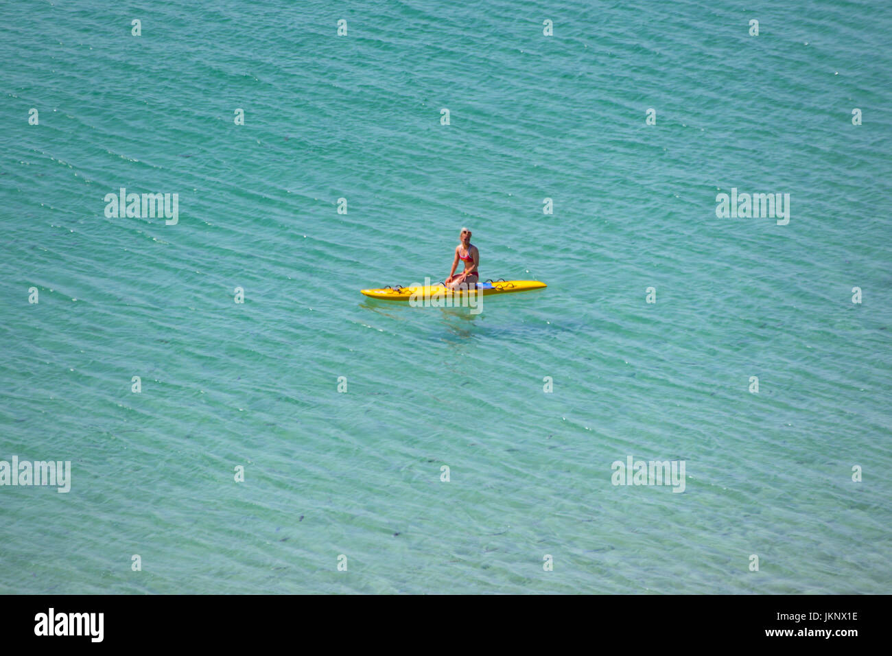 Treen, Cornwall, UK. 24 juillet 2017. Météo britannique. Avec le lundi à la recherche d'être le meilleur jour de la semaine, les touristes ont fait leur chemin vers le bas pour les eaux turquoise à Treen, plage avec de nombreux vacanciers allemands parmi eux. Credit : cwallpix/Alamy Live News Banque D'Images