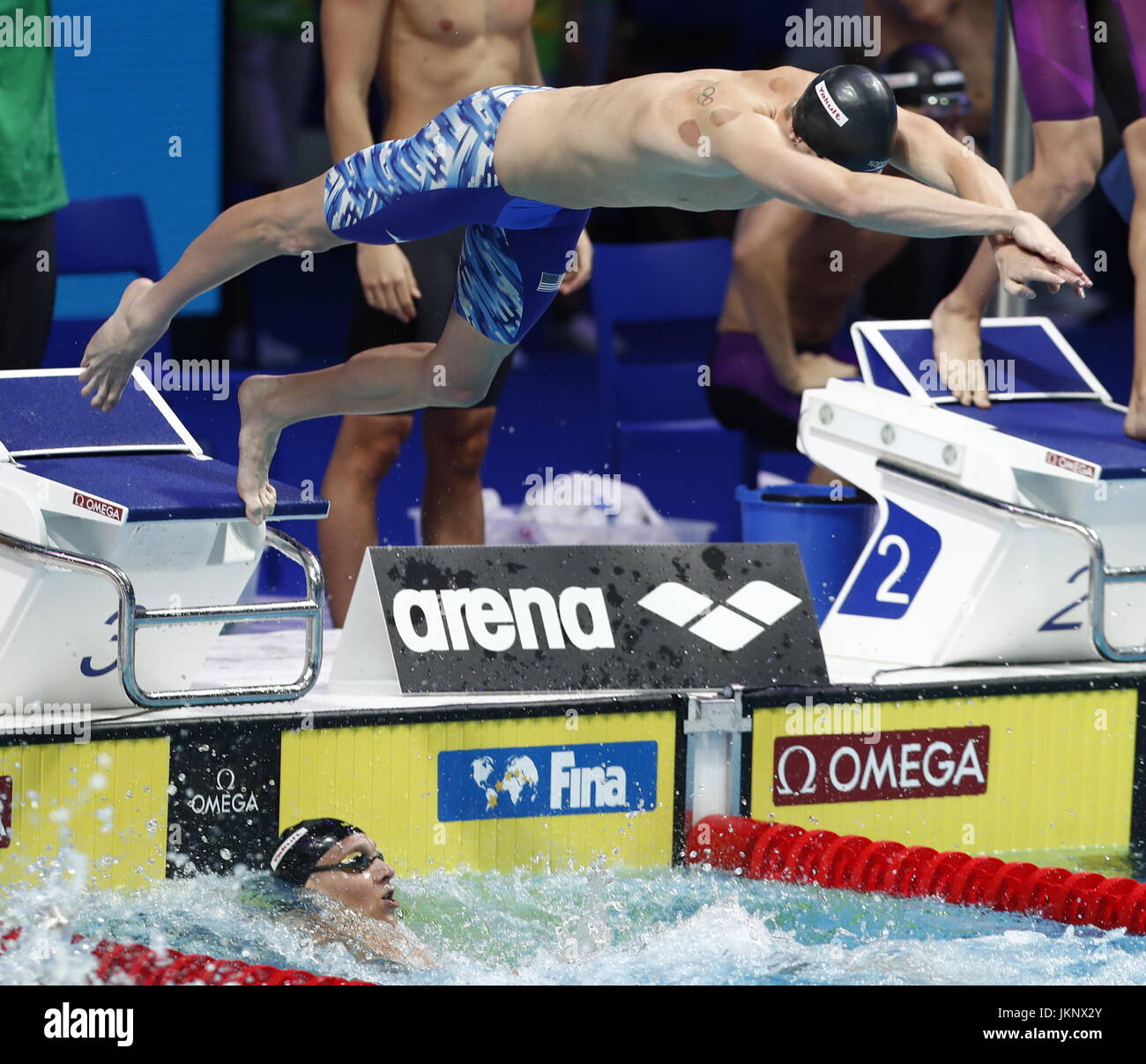 Budapest. 23 juillet, 2017. Haas Townley (Haut) et Caeleb Remel Dressel de l'équipe de l'Organisation des États se font concurrence au cours de la men's 4x100m relais nage libre finale de natation au 17e Championnats du Monde de Natation FINA à Budapest, Hongrie le 23 juillet, 2017. L'équipe de United States réclamé le titre avec 3:10.06. Credit : Ding Xu/Xinhua/Alamy Live News Banque D'Images