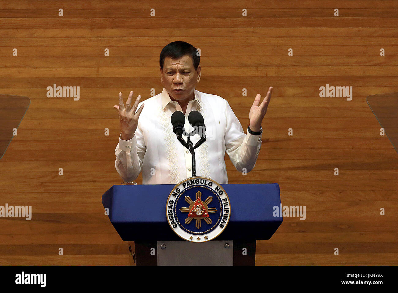 Quezon City, Philippines. 24 juillet, 2017. La présidente philippine Rodrigo Duterte livre son état de la Nation (SONA) à la Chambre des représentants des Philippines à Quezon City, Metro Manila, Philippines, le 24 juillet 2017. La présidente philippine Rodrigo Duterte a déclaré lundi que la guerre aux drogues continuera malgré la pression internationale de la part des dirigeants mondiaux et des groupes de défense des droits humains. Credit : Rouelle Umali/Xinhua/Alamy Live News Banque D'Images