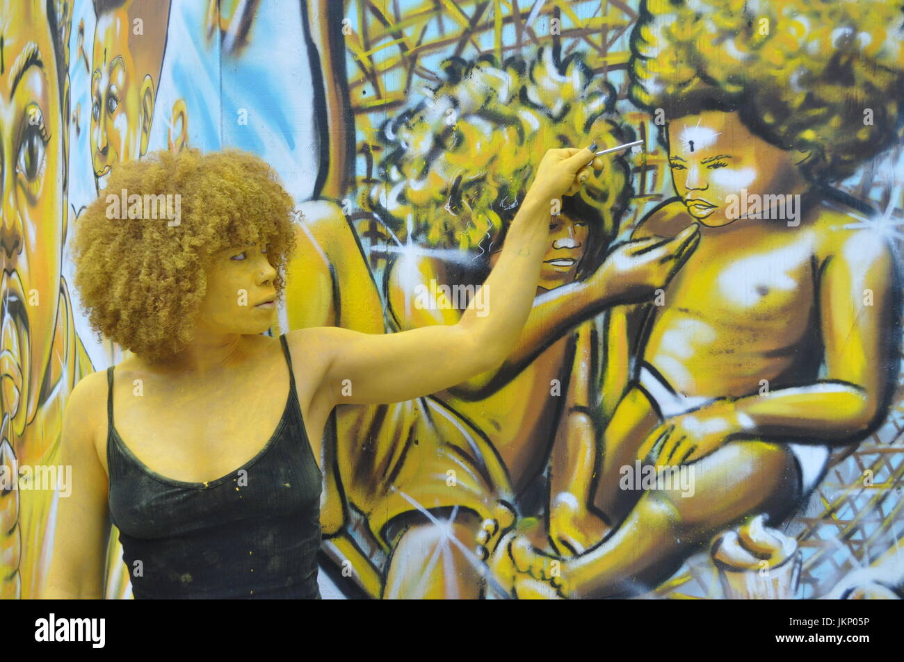 Aujourd'Brick Lane a vu un type différent de l'art comme une partie de l'œuvre d'art est venu à la vie dans la forme de l'artiste Holly Oluwo aussi realredwoman @à peindre l'or en alliance avec le street art magnifique par artiste Carleen Desozer. Le modèle superbe a déclaré "c'est une question de mettre les gens à ouvrir les yeux sur leur puissance intérieure' dans l'espoir d'encourager les autres à s'inspirer pour en savoir plus sur leur troisième œil aussi connu comme la glande pinéale. Plus d'informations peuvent être trouvées sur l'épiphyse couramment en ligne autant de soutien scientifique n'que c'est l'oeil nous voir avec nos rêves et peut-être plus. Banque D'Images