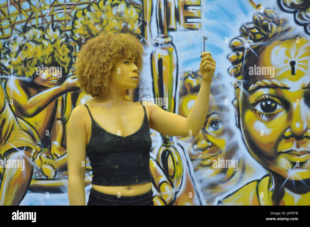 Aujourd'Brick Lane a vu un type différent de l'art comme une partie de l'œuvre d'art est venu à la vie dans la forme de l'artiste Holly Oluwo aussi realredwoman @à peindre l'or en alliance avec le street art magnifique par artiste Carleen Desozer. Le modèle superbe a déclaré "c'est une question de mettre les gens à ouvrir les yeux sur leur puissance intérieure' dans l'espoir d'encourager les autres à s'inspirer pour en savoir plus sur leur troisième œil aussi connu comme la glande pinéale. Plus d'informations peuvent être trouvées sur l'épiphyse couramment en ligne autant de soutien scientifique n'que c'est l'oeil nous voir avec nos rêves et peut-être plus. Banque D'Images