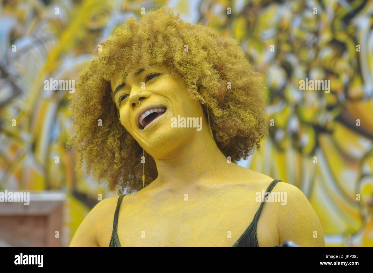 Aujourd'Brick Lane a vu un type différent de l'art comme une partie de l'œuvre d'art est venu à la vie dans la forme de l'artiste Holly Oluwo aussi realredwoman @à peindre l'or en alliance avec le street art magnifique par artiste Carleen Desozer. Le modèle superbe a déclaré "c'est une question de mettre les gens à ouvrir les yeux sur leur puissance intérieure' dans l'espoir d'encourager les autres à s'inspirer pour en savoir plus sur leur troisième œil aussi connu comme la glande pinéale. Plus d'informations peuvent être trouvées sur l'épiphyse couramment en ligne autant de soutien scientifique n'que c'est l'oeil nous voir avec nos rêves et peut-être plus. Banque D'Images