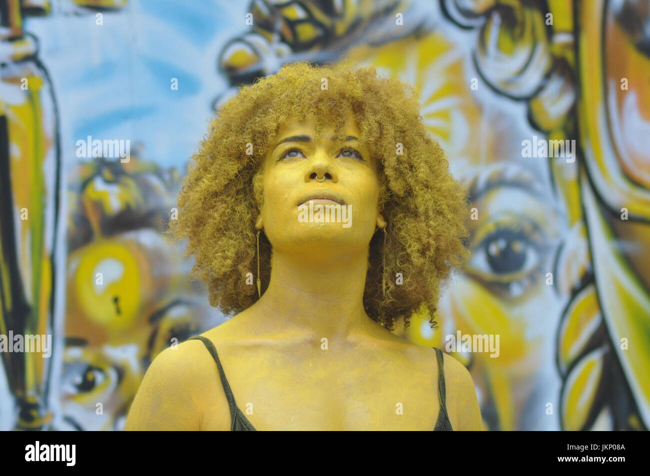 Aujourd'Brick Lane a vu un type différent de l'art comme une partie de l'œuvre d'art est venu à la vie dans la forme de l'artiste Holly Oluwo aussi realredwoman @à peindre l'or en alliance avec le street art magnifique par artiste Carleen Desozer. Le modèle superbe a déclaré "c'est une question de mettre les gens à ouvrir les yeux sur leur puissance intérieure' dans l'espoir d'encourager les autres à s'inspirer pour en savoir plus sur leur troisième œil aussi connu comme la glande pinéale. Plus d'informations peuvent être trouvées sur l'épiphyse couramment en ligne autant de soutien scientifique n'que c'est l'oeil nous voir avec nos rêves et peut-être plus. Banque D'Images