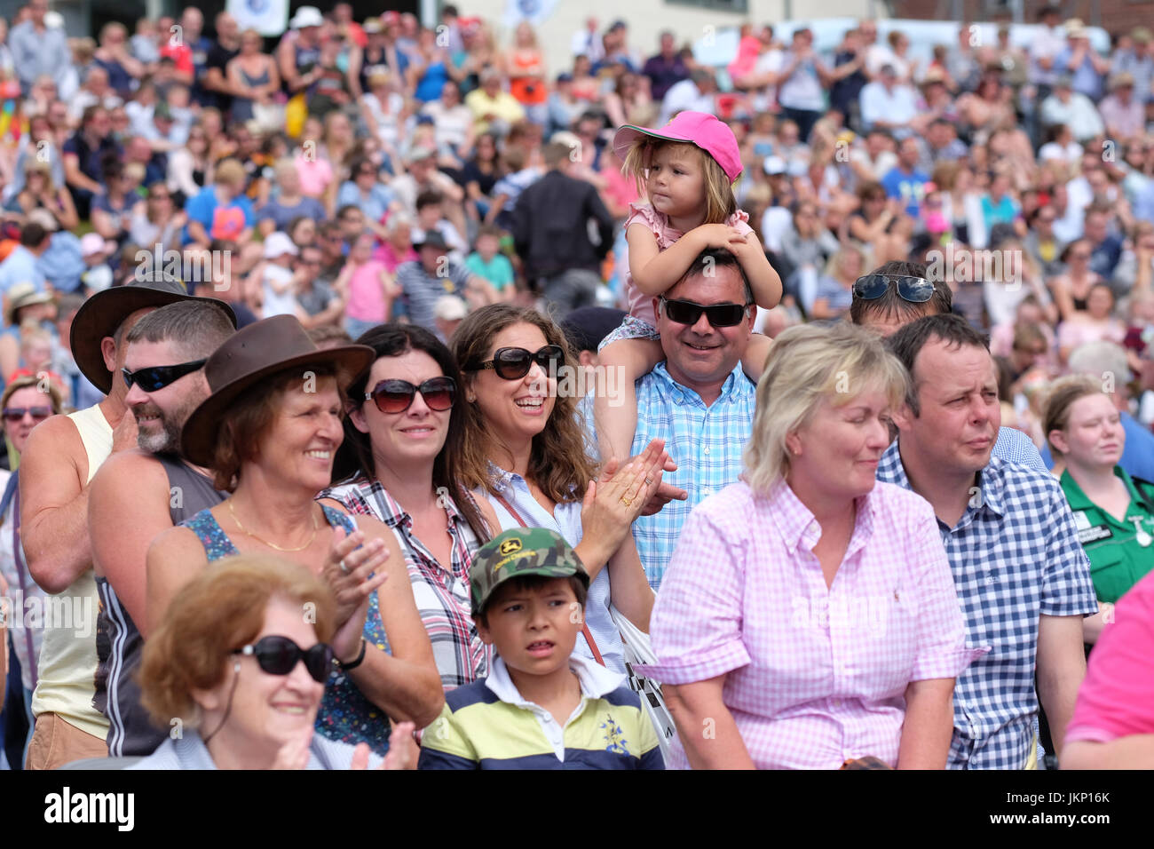 Royal Welsh Show, Builth Wells, Pays de Galles - Juillet 2017 - les grandes foules applaudir les événements dans le show principal arena au Royal Welsh Show le jour de l'ouverture de la plus grande foire agricole de quatre jours en Europe. Crédit : Steven Mai/Alamy Live News Banque D'Images