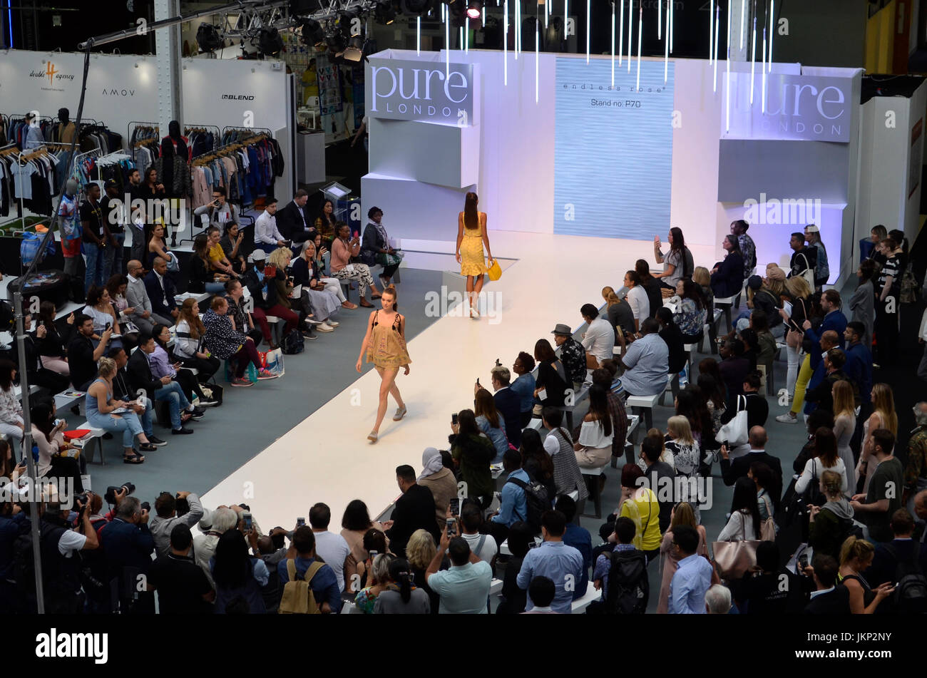 Spirit of catwalk, Pure London, Olympia, Londres, Royaume-Uni. Londres pure, the UK's leading trade exposition de mode ouvre ses portes 23-25 juillet 2017, avec deux salles de l'échange est des plus grands designers de mode et d'accessoires, des conférences d'experts de l'industrie, et des défilés de mode sur deux podiums tout au long de chaque journée. Les acheteurs de mode sont venus en grand nombre pour voir les nouvelles collections de la saison. 24 juillet 2017. Crédit : Antony l'ortie/Alamy Live News Banque D'Images