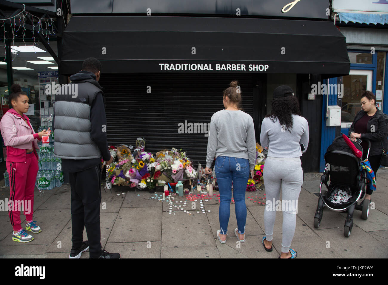 Londres, Royaume-Uni. 24 juillet, 2017. Les gens regardent tributs floraux pour Rashan Charles qui est mort après avoir été pourchassés et arrêtés par la police dans l'Est de Londres. Credit : Thabo Jaiyesimi/Alamy Live News Banque D'Images