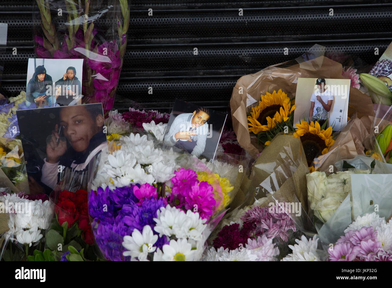 Londres, Royaume-Uni. 24 juillet, 2017. Tributs floraux pour Rashan Charles qui est mort après avoir été pourchassés et arrêtés par la police dans l'Est de Londres. Credit : Thabo Jaiyesimi/Alamy Live News Banque D'Images