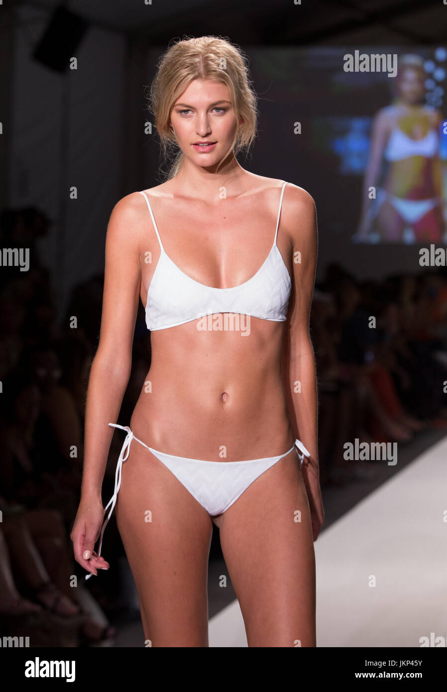 MIAMI BEACH, FL - 23 juillet : A model pendant l'SWIMMIAMI Tavik 2018 fashion show à chapiteau dans Miami Beach. Le 23 juillet 2017. Aaron Gilbert/MediaPunch Crédit Banque D'Images