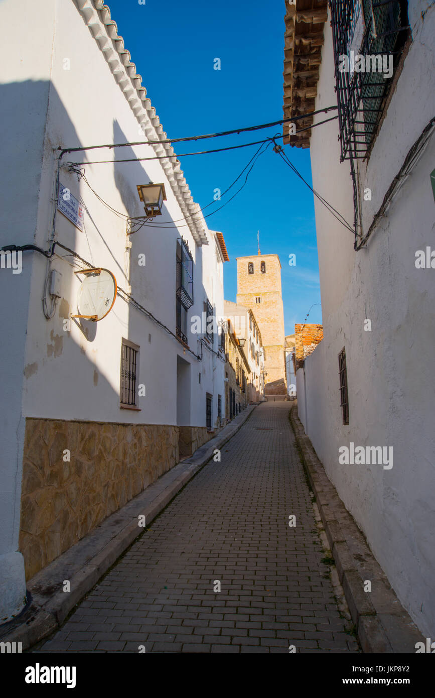 Rue et collégiale. Belmonte, province de Cuenca, Castilla La Mancha, Espagne. Banque D'Images