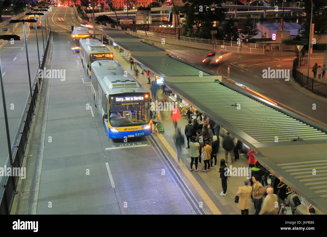 Les gens se déplacent en bus au centre-ville de Brisbane en Australie. Banque D'Images