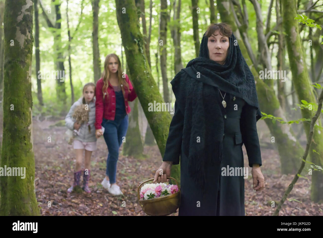 L'OBSERVATEUR DANS LES BOIS 2017 Hartbreak Films Production avec Angélica Huston à droite Banque D'Images