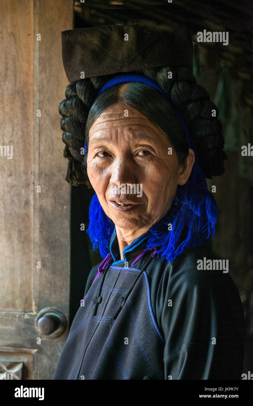 Portrait d'un H'Mong noir femme rtribe près de Sapa, Vietnam du Nord Banque D'Images