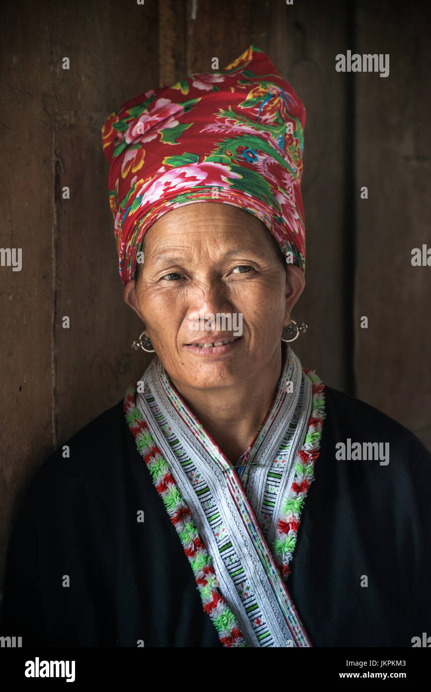 Portrait d'une femme de la tribu H'Mong la vallée de Sapa Vietnam Banque D'Images