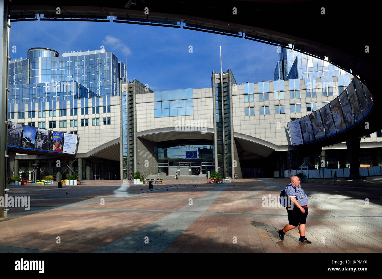Bruxelles, Belgique. Bâtiment du Parlement européen - Espace Léopold, espace ouvert par l'entrée principale. Gentleman bien construite de nationalité inconnue Banque D'Images