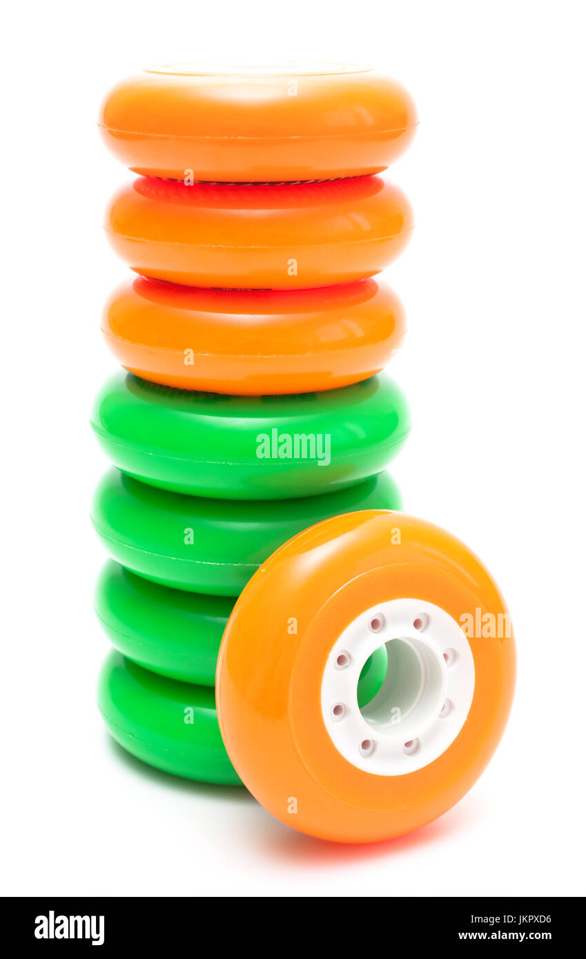 Orange et vert inline roues rollerskates isolated over white Banque D'Images