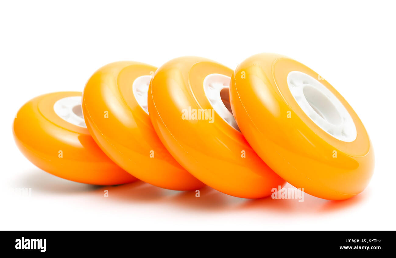 Les roues en ligne orange rollerskates isolated over white Banque D'Images
