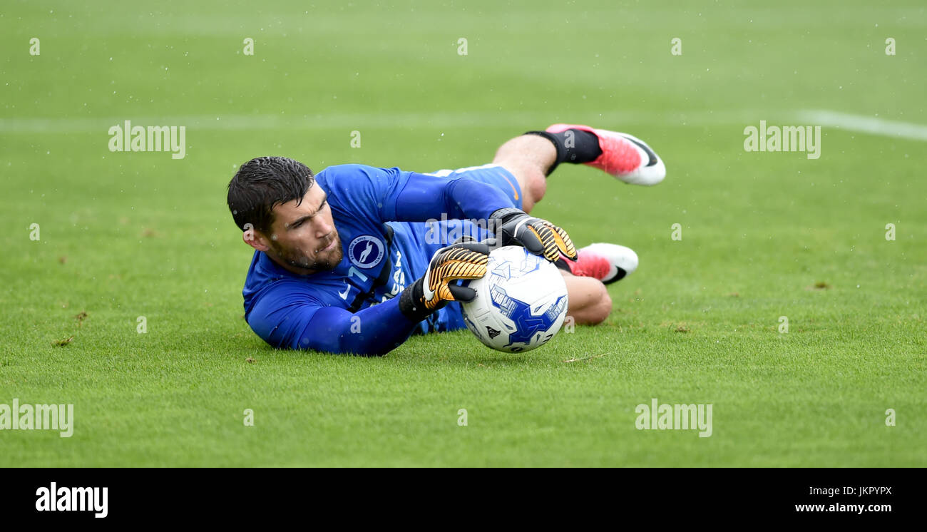 Le gardien de but de Brighton et d'Australie, Maty Ryan, lors du match amical entre Crawley Town et Brighton et Hove Albion au stade de Chetratrade à Crawley. 22 juillet 2017 - usage éditorial uniquement. Pas de merchandising. Pour les images de football, les restrictions FA et Premier League s'appliquent inc. Aucune utilisation Internet/mobile sans licence FAPL - pour plus de détails, contactez football Dataco Banque D'Images