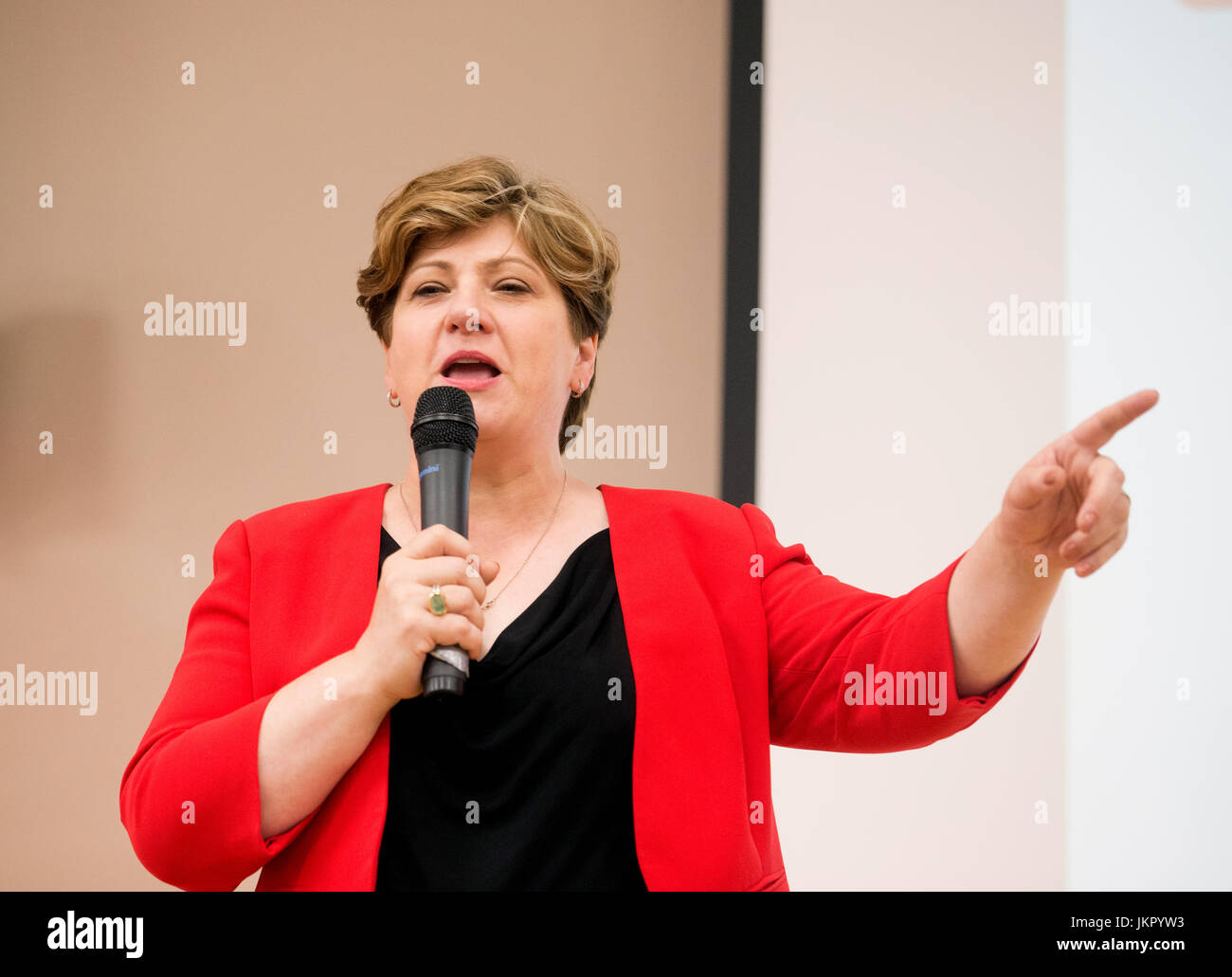 Ombre premier secrétaire d'État, Emily Thornberry, fait un discours à Uxbridge en salle municipale de Boris Johnson la circonscription. Banque D'Images