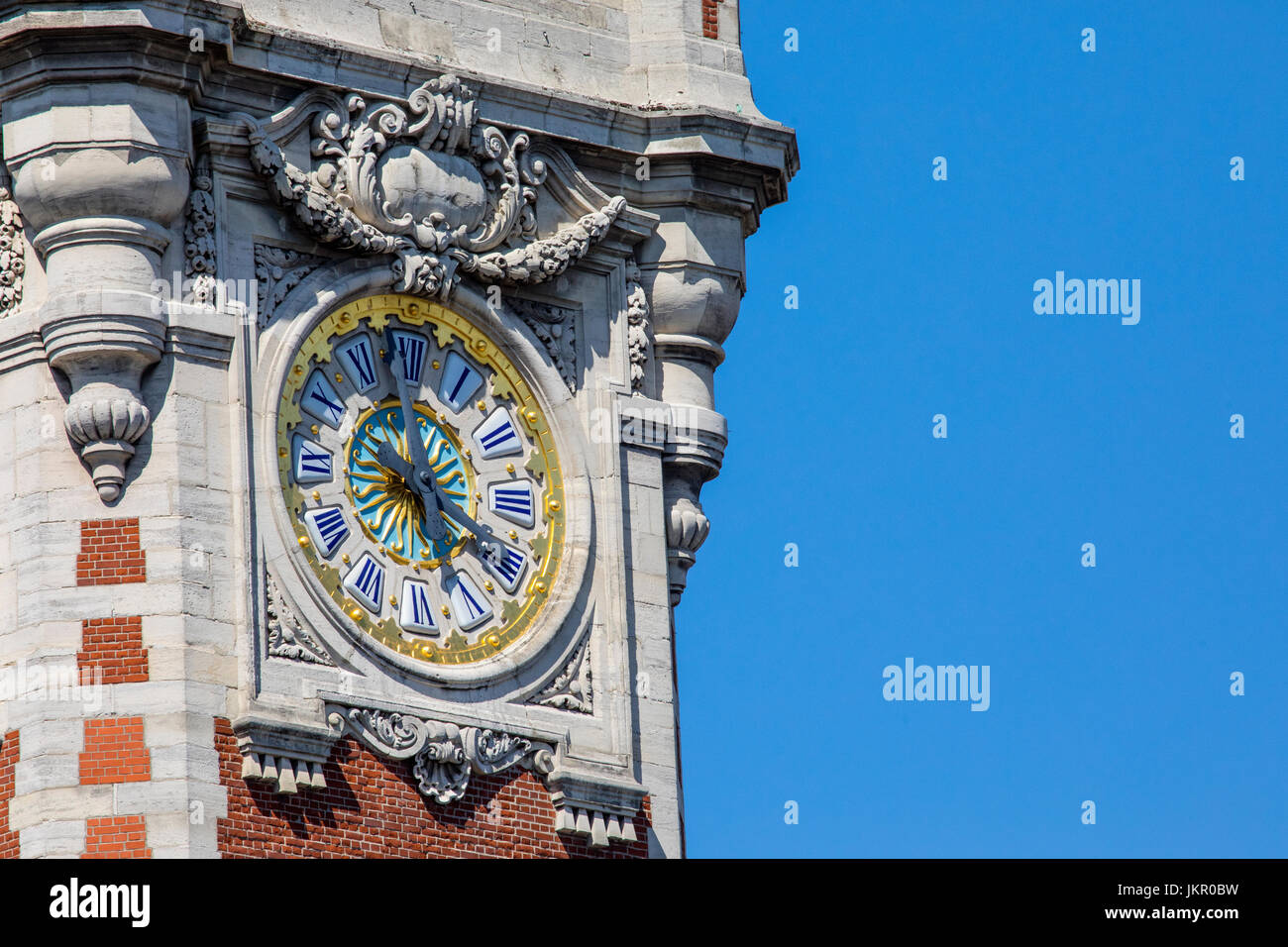 La belle horloge sur le beffroi de la Chambre de Commerce et d'Industrie dans la ville historique de Lille, France. Banque D'Images