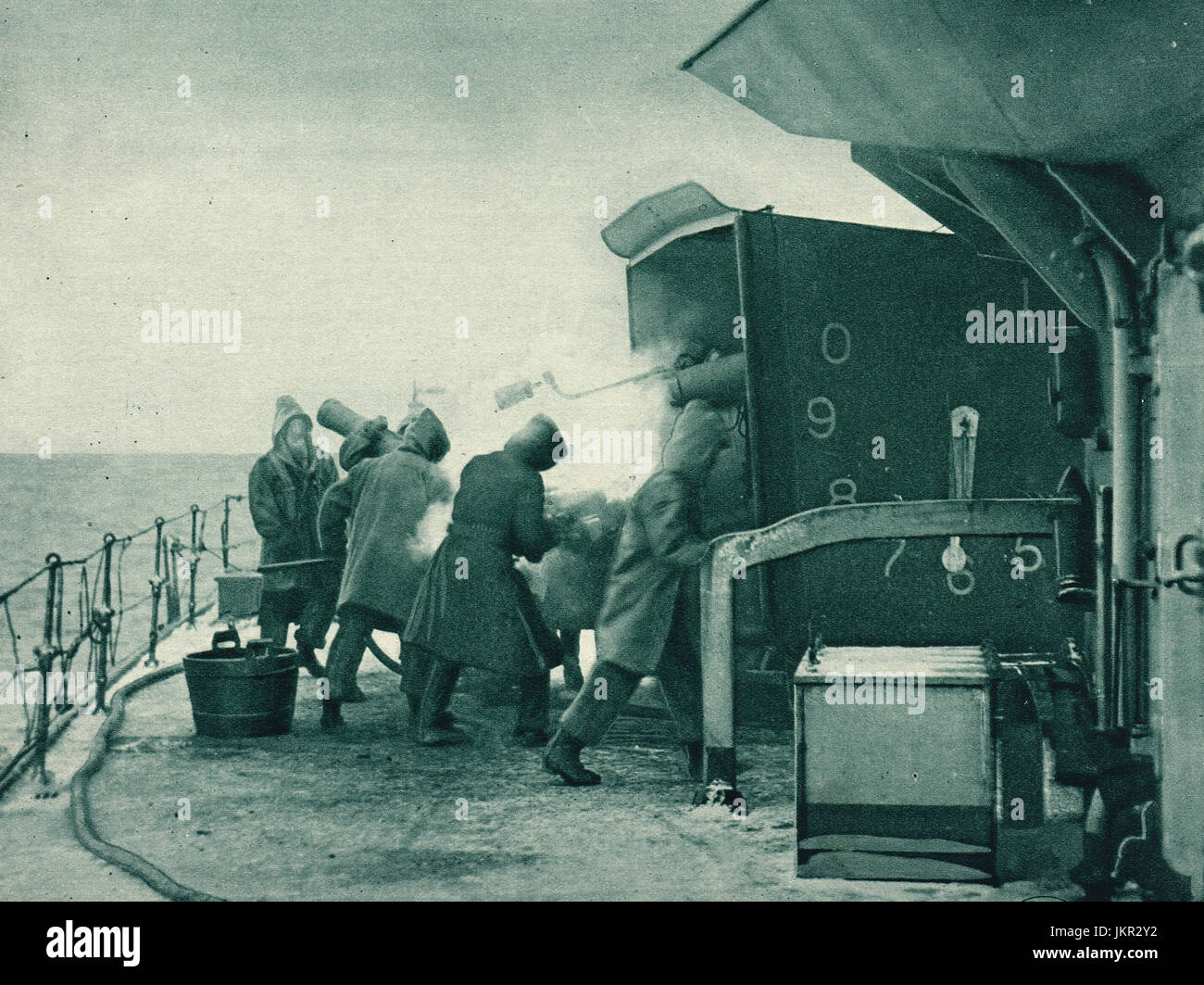 Équipe du canon en action, hms caradoc, 1918 Banque D'Images