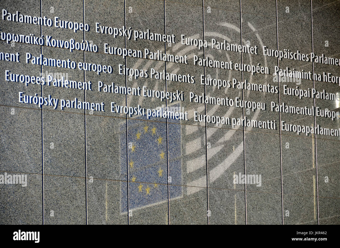 Bruxelles, Belgique. Bâtiment du Parlement européen. Toutes les langues de l'UE et la réflexion du Parlement symbole à l'entrée principale Banque D'Images
