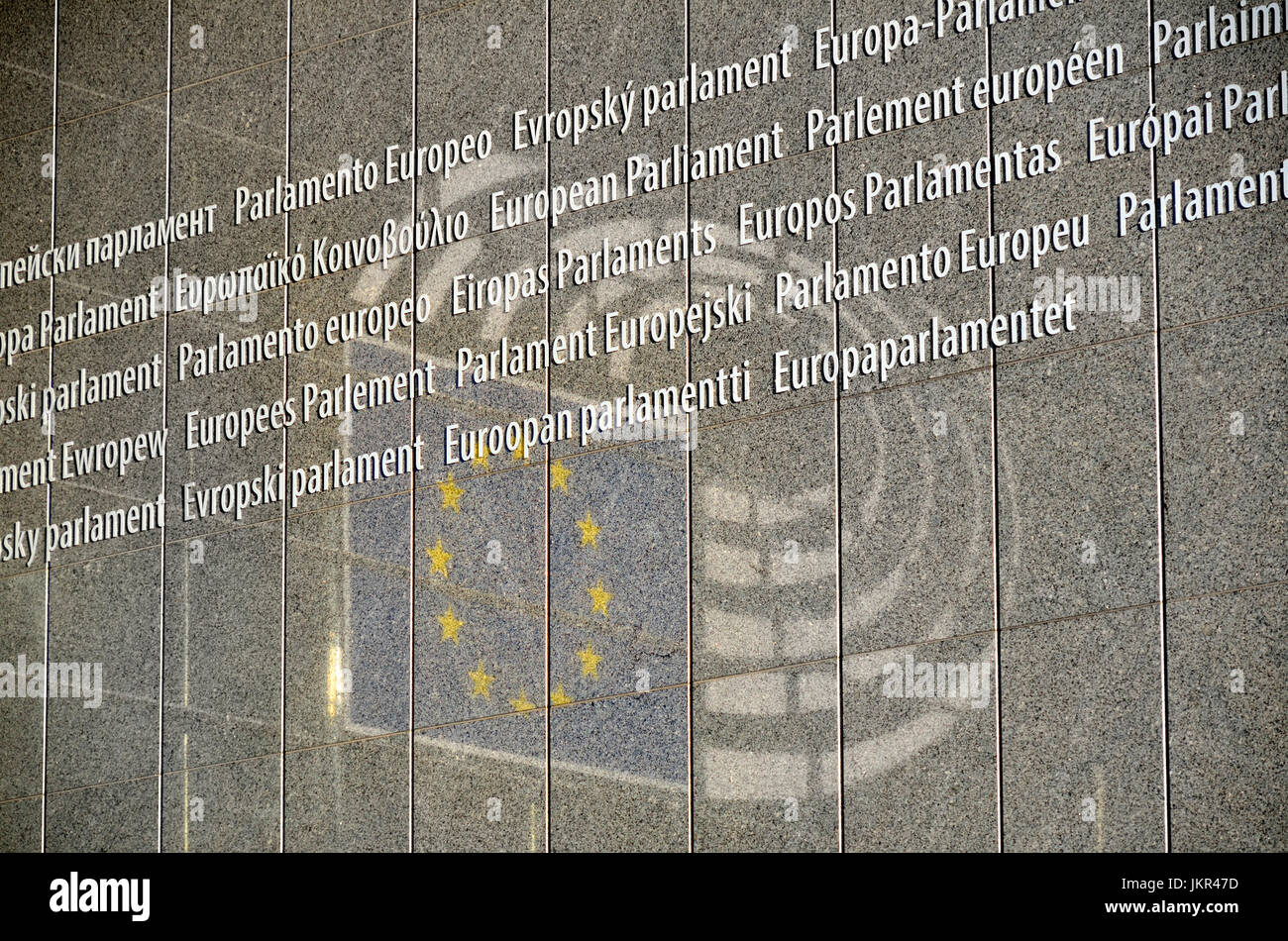 Bruxelles, Belgique. Bâtiment du Parlement européen. Toutes les langues de l'UE et la réflexion du Parlement symbole à l'entrée principale Banque D'Images
