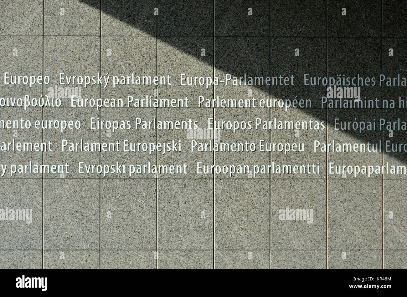 Bruxelles, Belgique. Bâtiment du Parlement européen. Toutes les langues officielles de l'Union européenne à l'entrée principale Banque D'Images