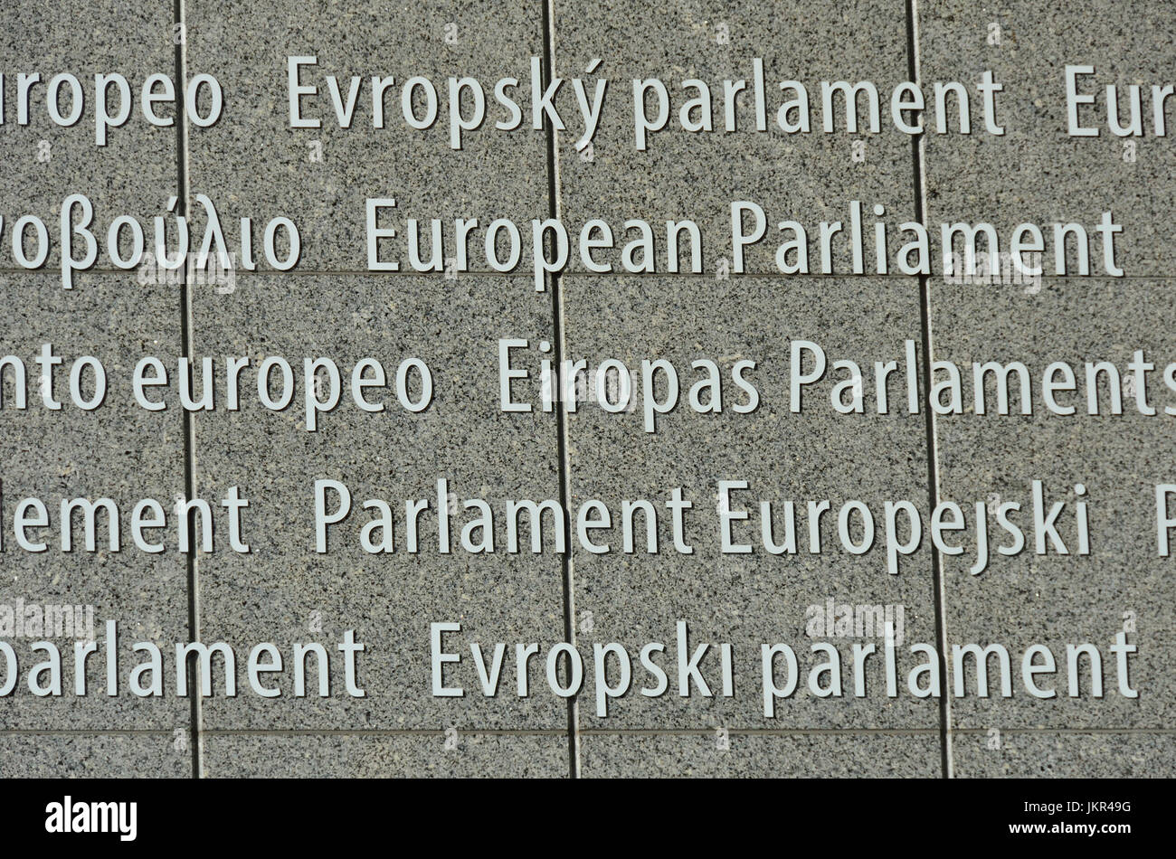 Bruxelles, Belgique. Bâtiment du Parlement européen. Toutes les langues officielles de l'Union européenne à l'entrée principale Banque D'Images