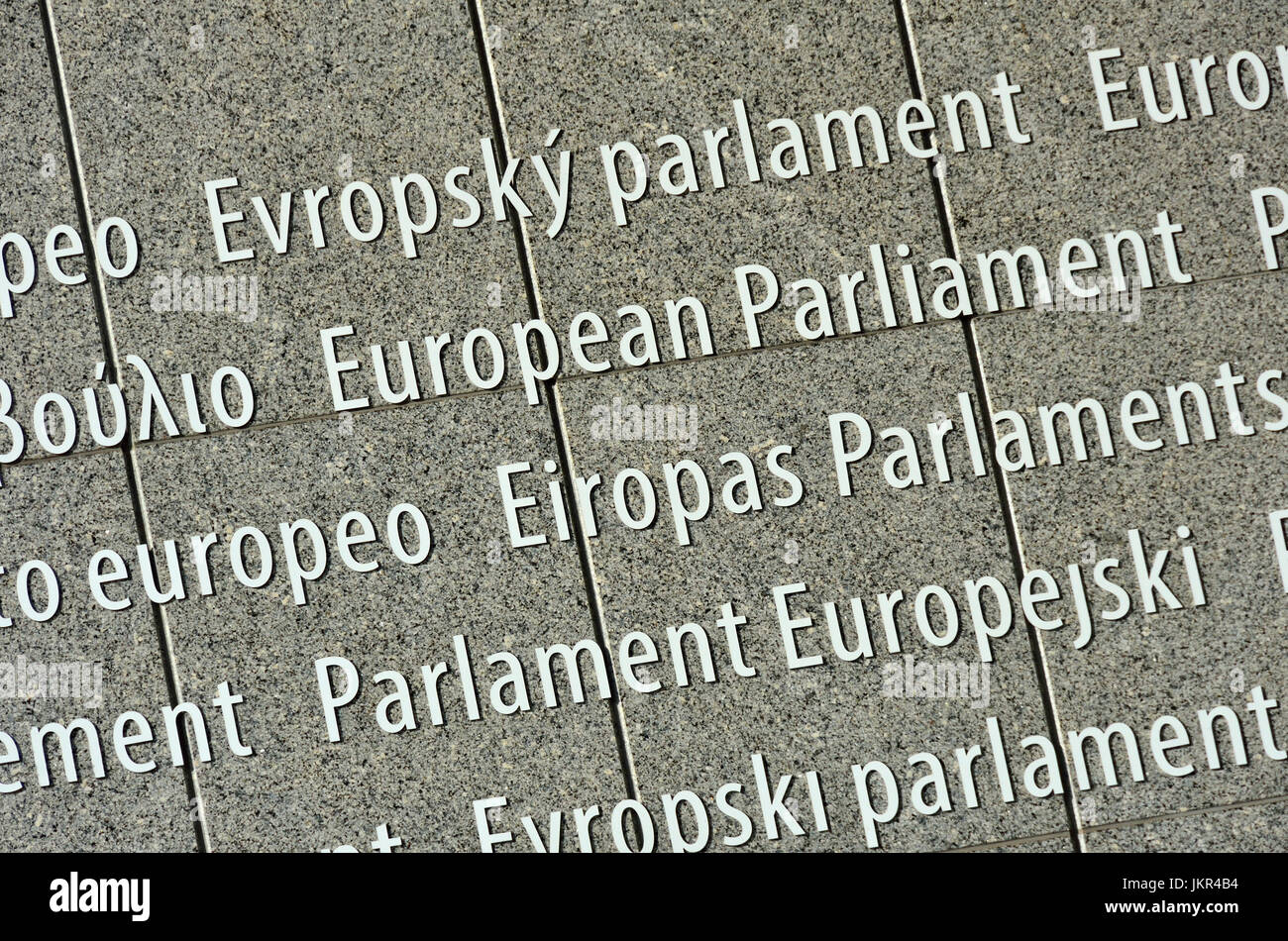 Bruxelles, Belgique. Bâtiment du Parlement européen. Toutes les langues officielles de l'Union européenne à l'entrée principale Banque D'Images