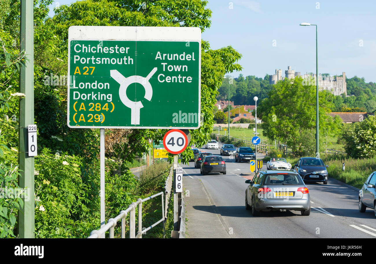 Panneau sur une section de la route A27 traversant Arundel dans West Sussex, Angleterre, Royaume-Uni. Banque D'Images