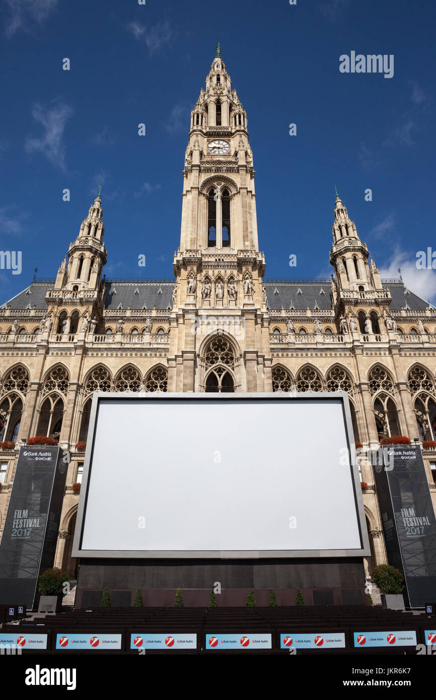 L'Autriche, Vienne, grand écran d'affichage en face de Wiener Rathaus (hôtel de ville) pour 27ème Festival du Film à la Rathausplatz le 30 juin au 3 septembre 20 Banque D'Images
