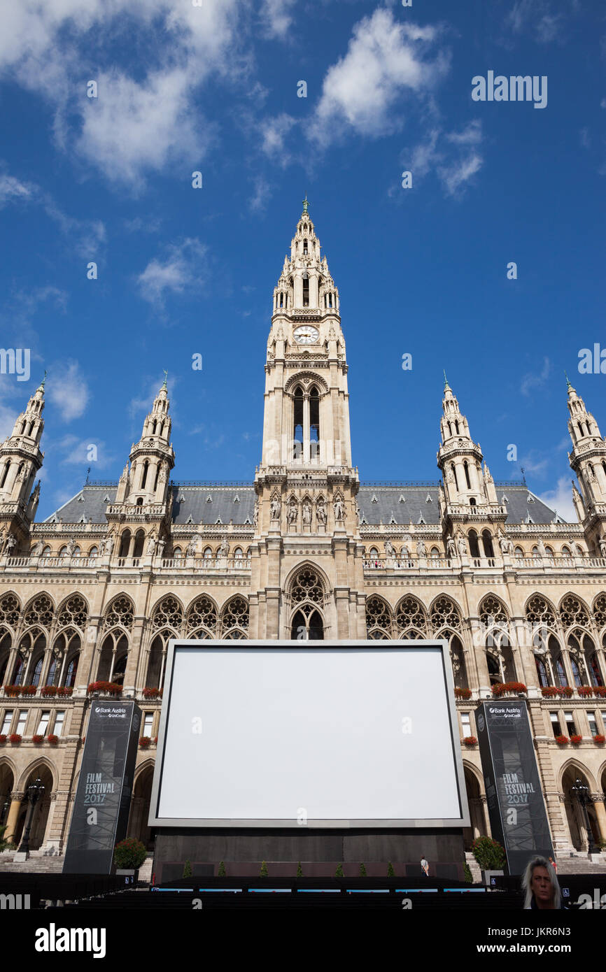 L'Autriche, Vienne, grand écran d'affichage en face de Wiener Rathaus (hôtel de ville) pour 27ème Festival du Film à la Rathausplatz le 30 juin au 3 septembre 20 Banque D'Images